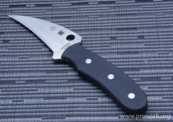   Spyderco Reverse , Satin Finish Blade, Carpenter CTS - BD1 Steel, Black G-10 Handle