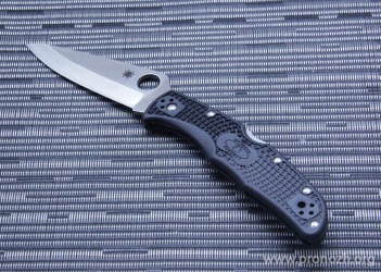    Spyderco Endura 4, VG-10 Steel, Satin Finish Blade, Black FRN Handle