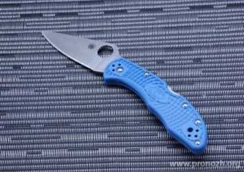    Spyderco Delica 4, VG-10 Steel, Satin Finish Blade, Blue FRN Handle