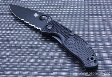   Spyderco Tenacious Lightweight, Black Blade, 8Cr13MoV Steel, Combo Edge, Black FRN Handle