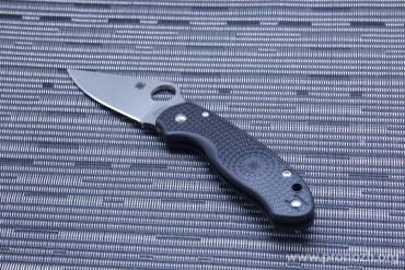    Spyderco Para 3 Lightweight, Carpenter CTS - BD1N Steel, Satin Finish Blade, Black FRN Handle